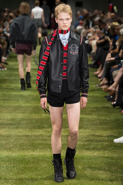 Look 28